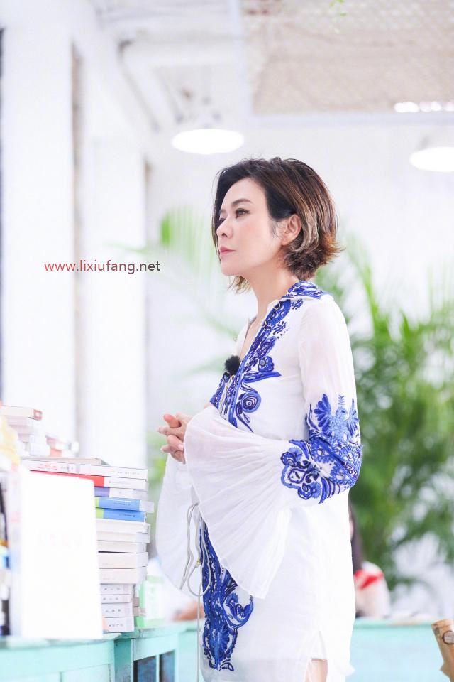 白色刺繡襯衫配短褲簡約優雅，清爽舒適
